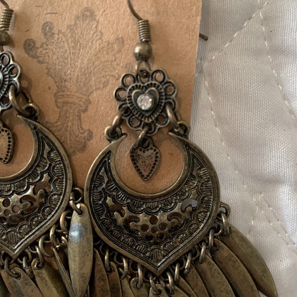 Beautiful western style inspired dangle earrings. - Picture 2 of 2